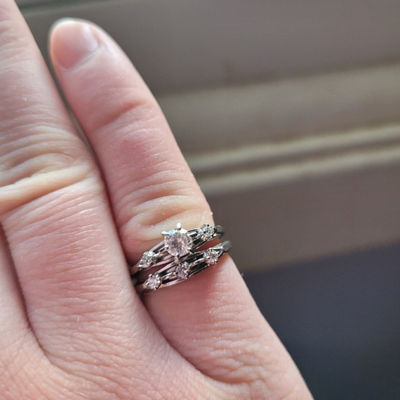 $2000 EMT 18K white gold wedding ring and wedding band. - Picture 8 of 12